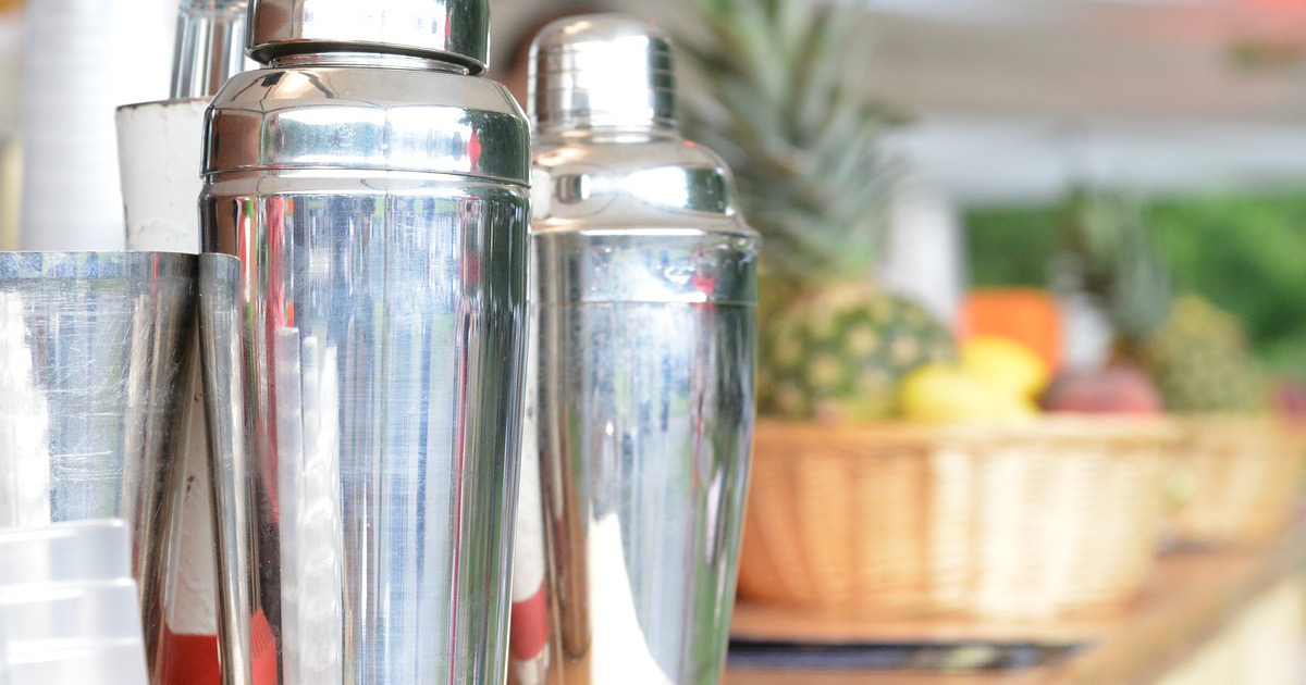 Shakers et fruits pour préparer des cocktails à bord