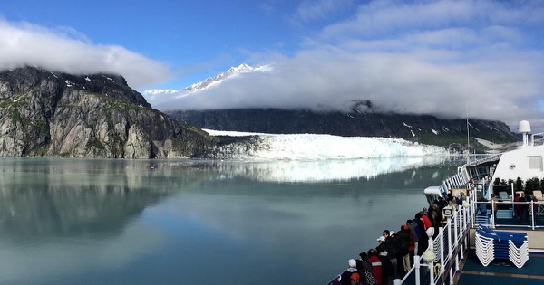 Navire de croisière face à un glacier en Alaska