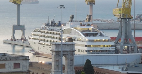 Façade de cabines avec balcons sur un paquebot de croisière
