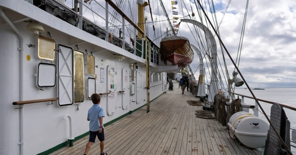 Enfant sur le pont d'un navire pour illustrer une croisière en famille