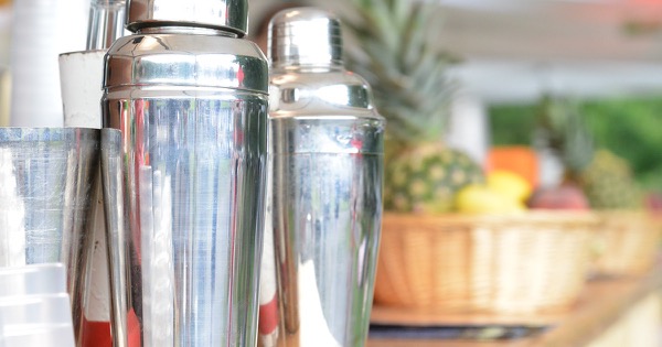 Shakers et fruits pour préparer des cocktails à bord