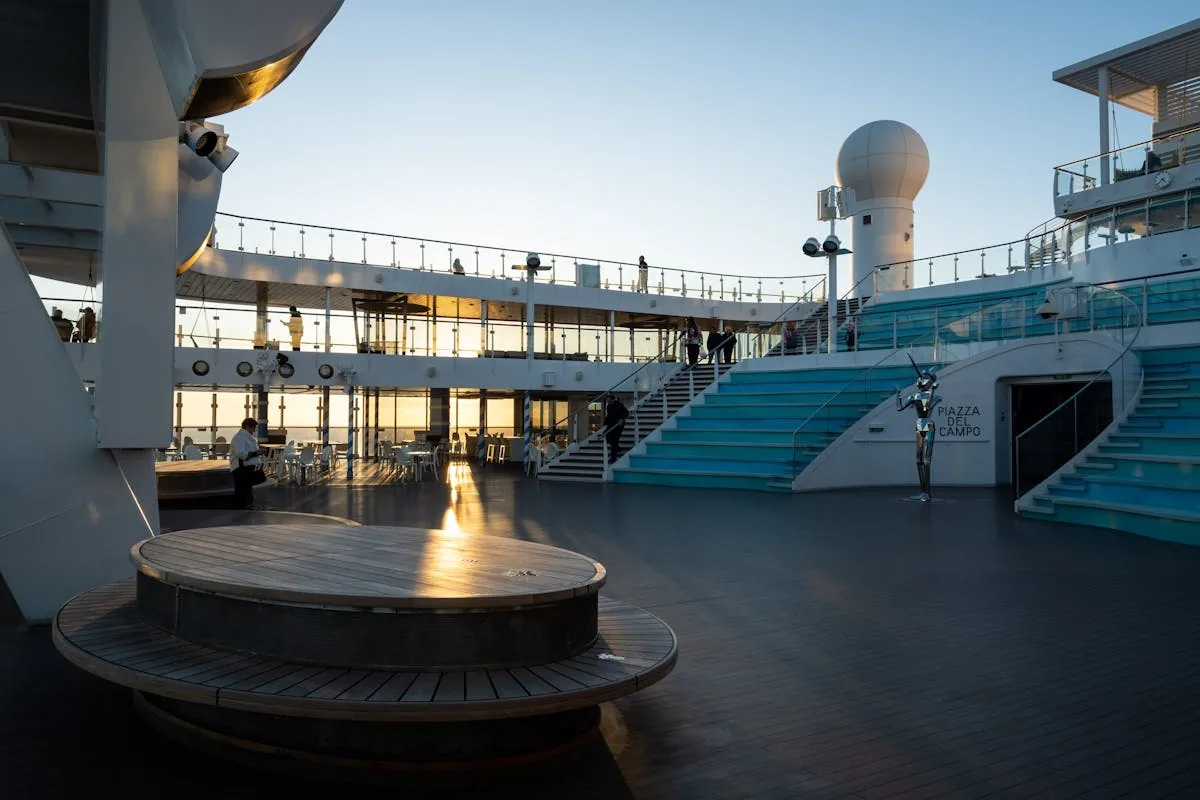 Pont extérieur d'un navire de croisière au coucher du soleil