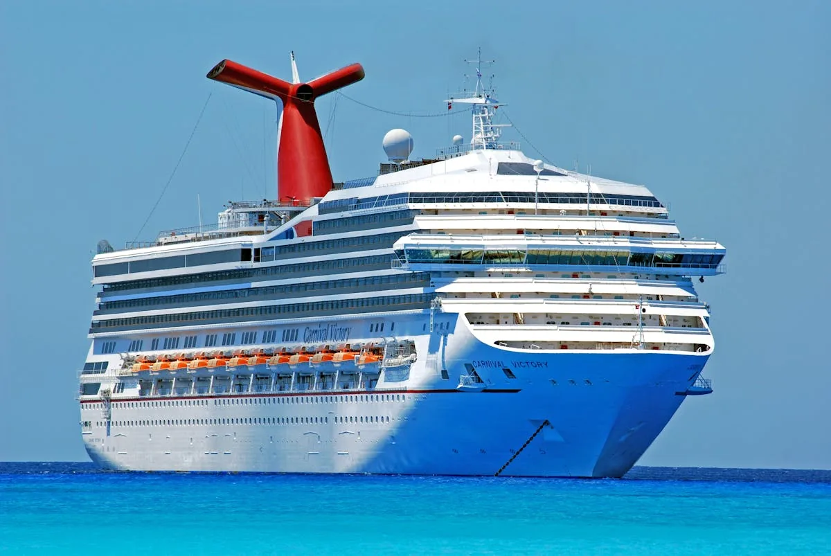 Paquebot de croisière en mer turquoise